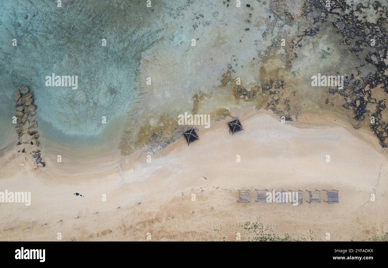 Drohnenblick von oben auf leeren tropischen Sandstrand im Winter. Limnara Strand napa Ferienort Zypern Stockfoto