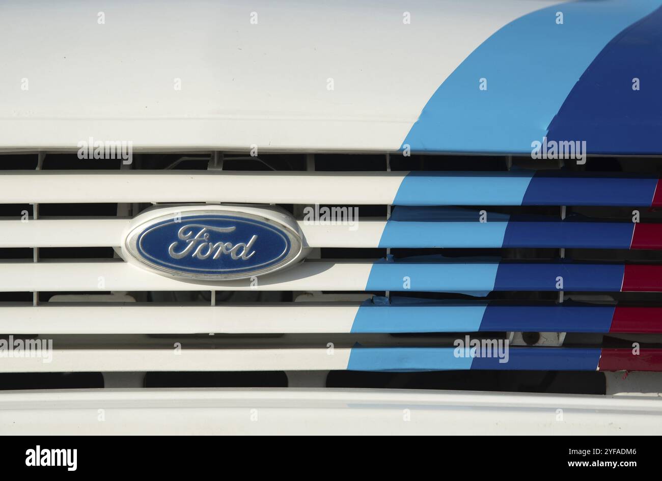 Nicosia Zypern, 29. Oktober 2023: Logo für klassische ford-Fahrzeuge. Vorderansicht des weißen antiken Fahrzeugs Stockfoto