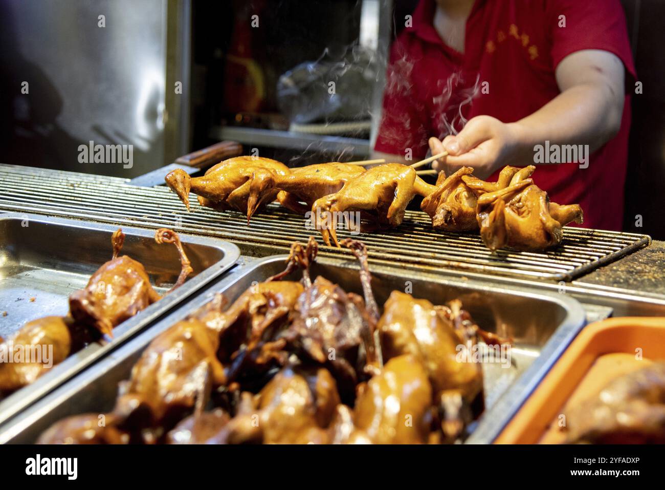 Frittierte köstliche Huhn auf gril auf der Snack-Straße in Peking China gekocht. Asiatische Küche Stockfoto