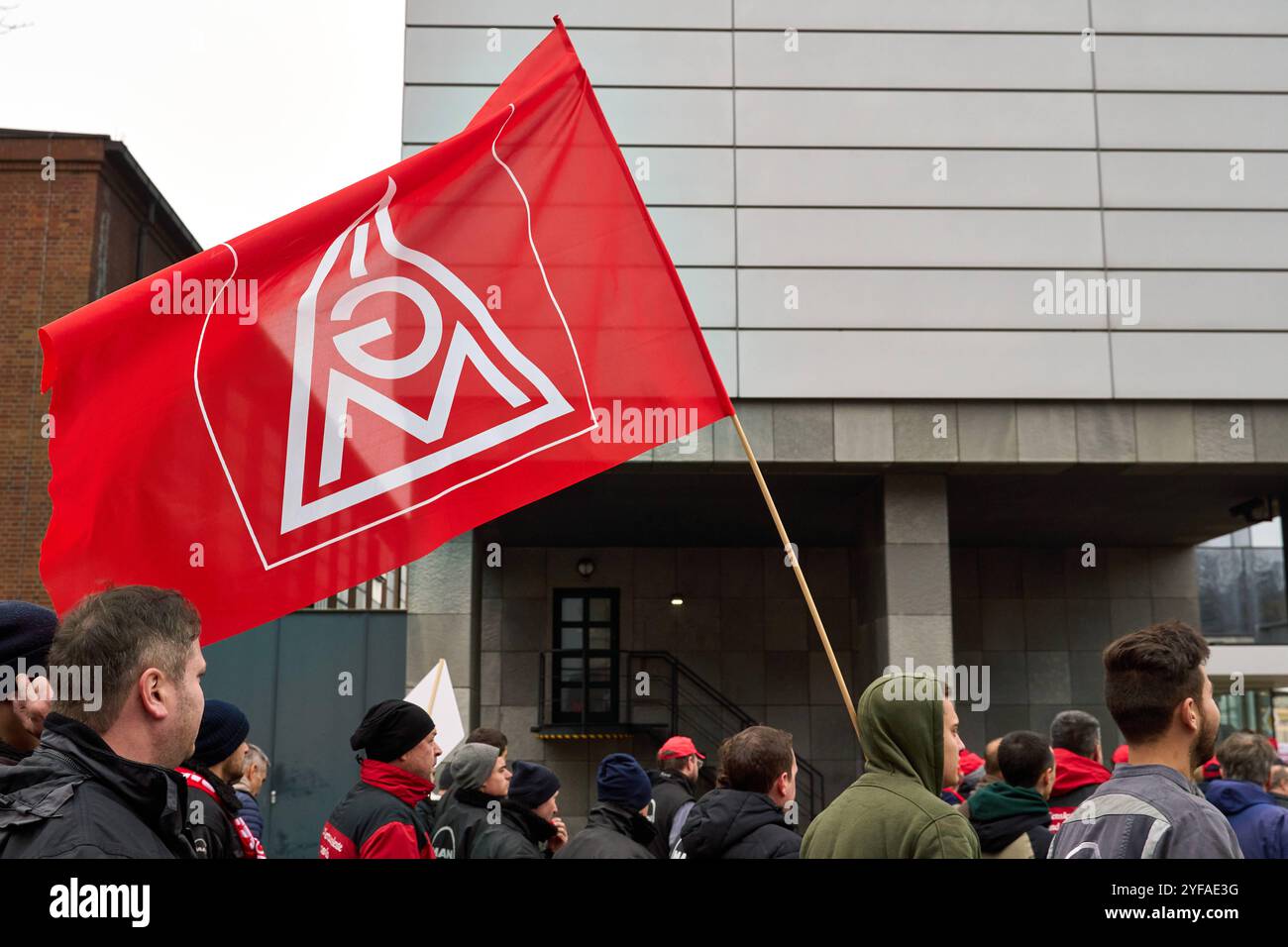 Augsburg, Bayern, Deutschland - 4. November 2024: Warnstreik bei MAN Energy Solutions, einer Tochtergesellschaft der Volkswagen AG in Augsburg. Mitarbeiter der Metall- und Elektroindustrie treffen sich, um für faire Arbeitsbedingungen und faire Löhne einzutreten. Arbeiter gehen mit IG Metall Bannern und Fahnen aus dem Werk *** Warnstreik bei MAN Energy Solutions, eine Tochtergesellschaft der Volkswagen AG in Augsburg. Beschäftigte der Metall- und Elektroindustrie versammeln sich, um für gerechte Arbeitsbedingungen und faire Löhne eintreten. Beschäftigte laufen vor das Werk mit IG Metall Fahnen und Flaggen Stockfoto