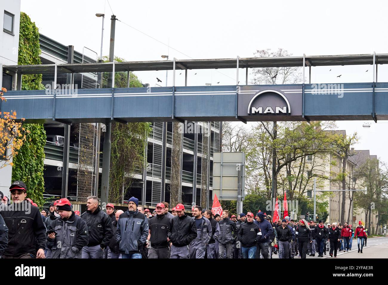 Augsburg, Bayern, Deutschland - 4. November 2024: Warnstreik bei MAN Energy Solutions, einer Tochtergesellschaft der Volkswagen AG in Augsburg. Mitarbeiter aus der Metall- und Elektroindustrie treten für faire Arbeitsbedingungen und faire Löhne ein *** Warnstreik bei MAN Energy Solutions, eine Tochtergesellschaft der Volkswagen AG in Augsburg. Beschäftigte der Metall- und Elektroindustrie versammeln sich, um für gerechte Arbeitsbedingungen und faire Löhne eintreten Stockfoto