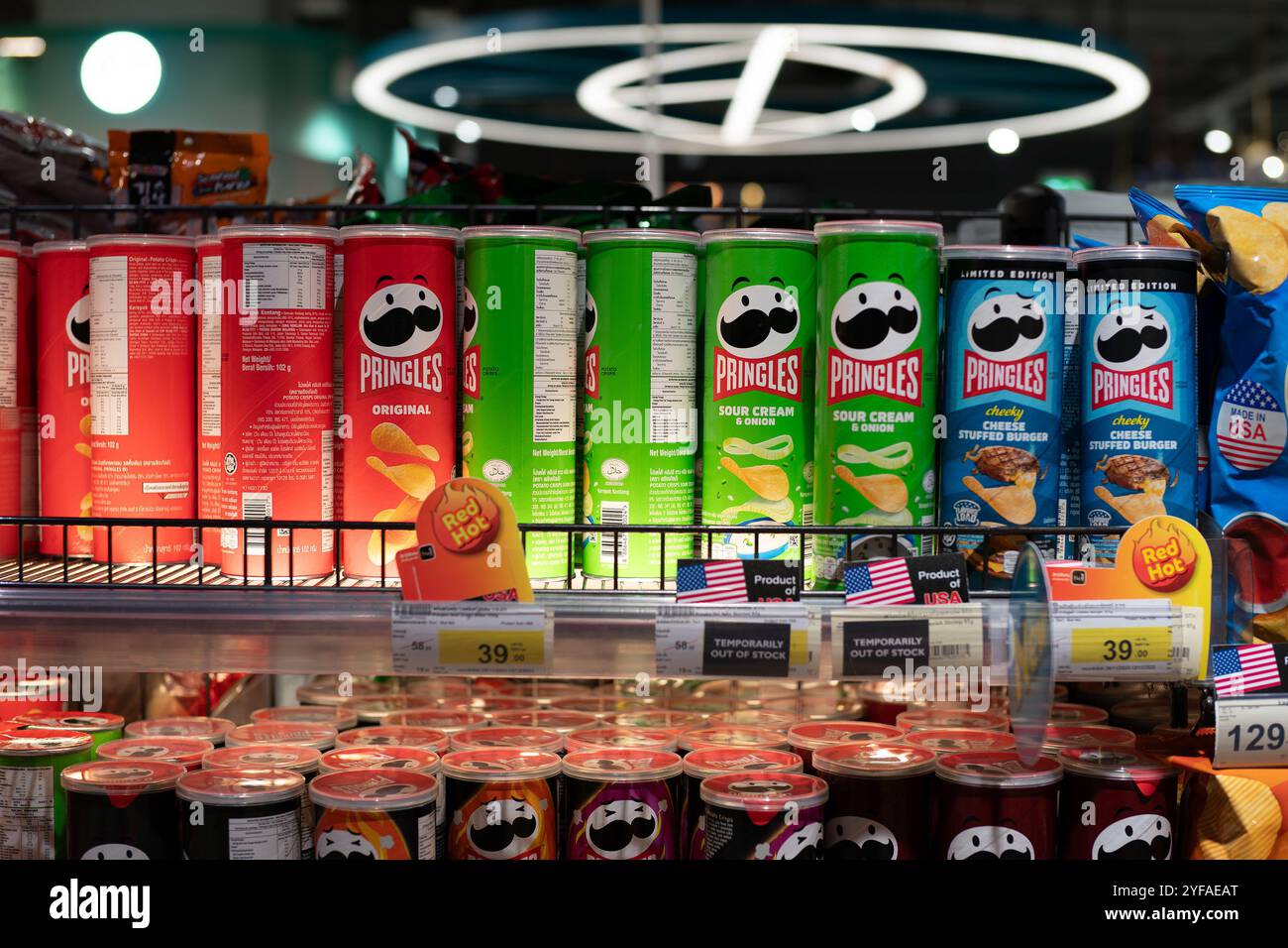 BANGKOK, THAILAND - 09. DEZEMBER 2023: Pringles in der Tops Food Hall. Pringles ist eine amerikanische Marke stapelbarer Kartoffelchips. Stockfoto