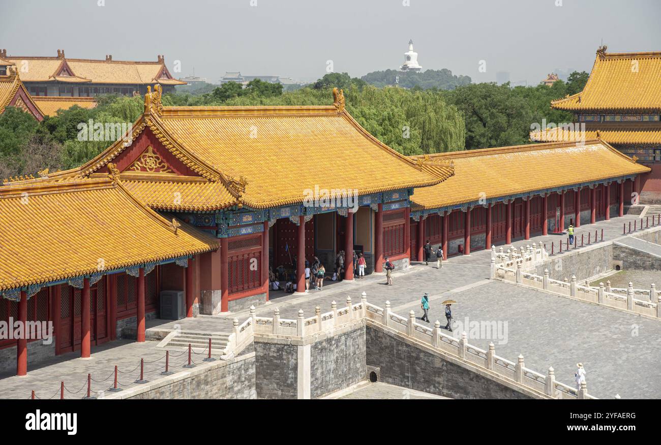 Peking, China ? 5. Juni 2018: Traditionelle Gebäude der berühmten Verbotenen Palaststadt mit Touristen, die in Peking, China, Asien herumlaufen Stockfoto