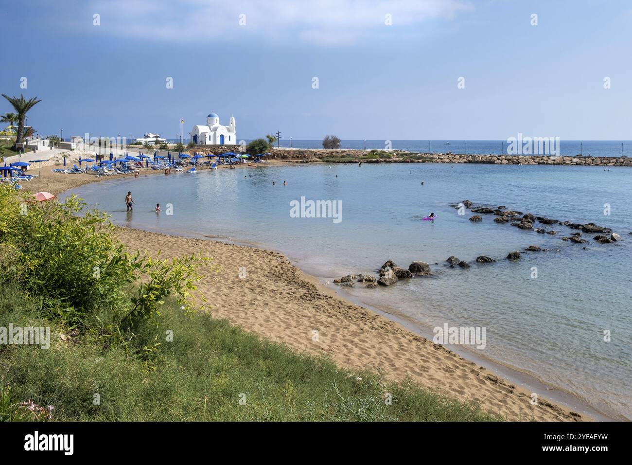 Protaras, Zypern, 2. August 2020: Idyllischer Strand mit goldenem Sand und türkisfarbenem Wasser mit Touristen im Sommer. Der Strand ist aufgrund von COVID 19 nicht voll Stockfoto