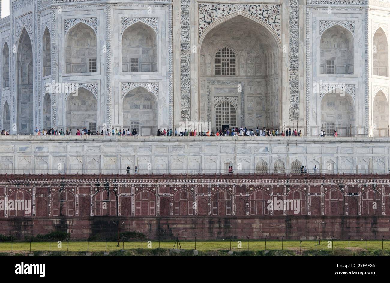 Agra, Indien, 15. März 2017: Berühmter Marmorpalast des Taj Mahal, der Liebe gewidmet ist, mit Touristen in der Stadt Agra, indien, Asien Stockfoto