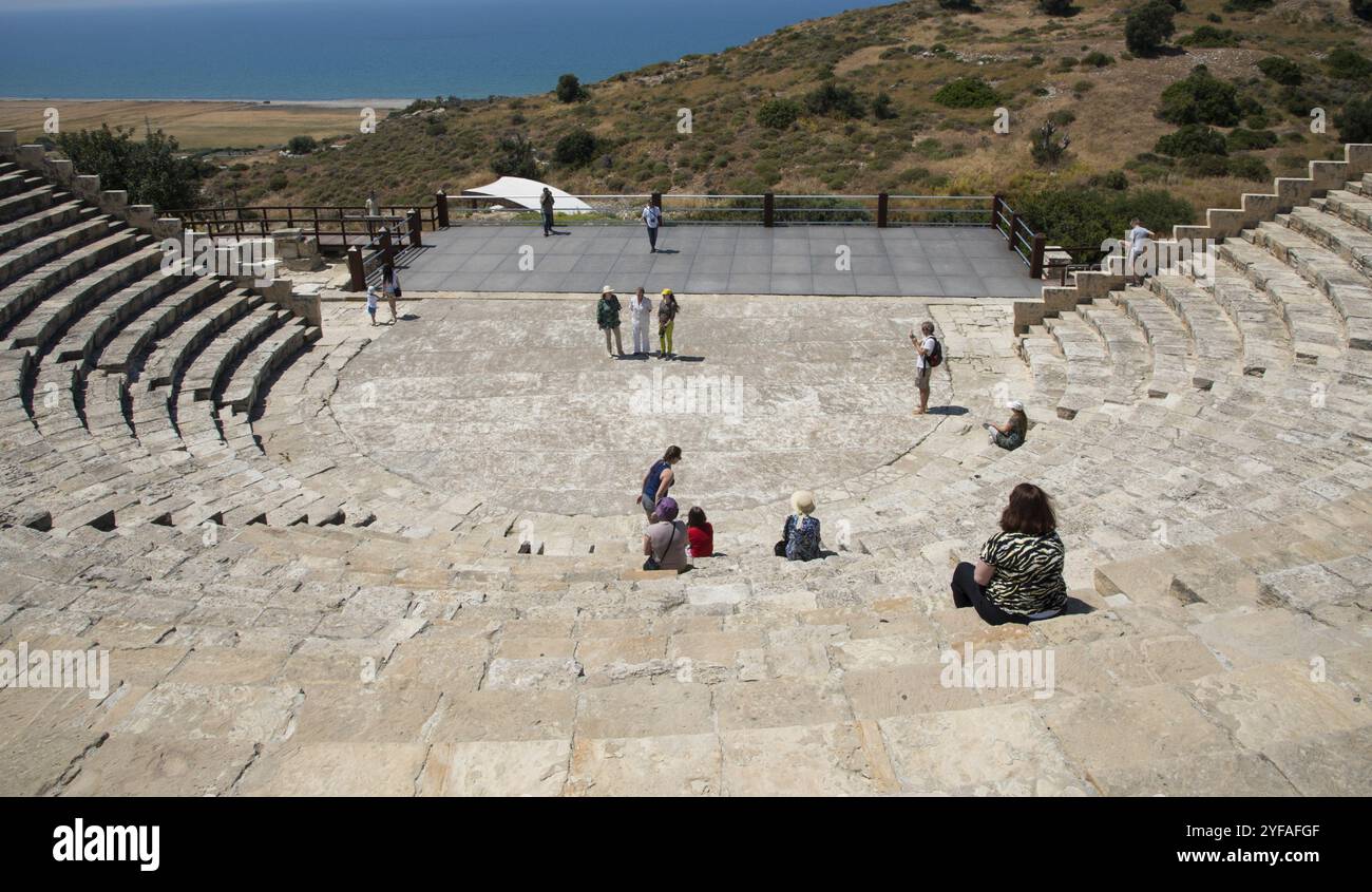 Limassol, Zypern - 9. Mai 2015: Touristen spazieren durch das antike Amphitheater von Kourion archäologische Stätte am 9. Mai 2015 in Limassol, Zypern, Euro Stockfoto