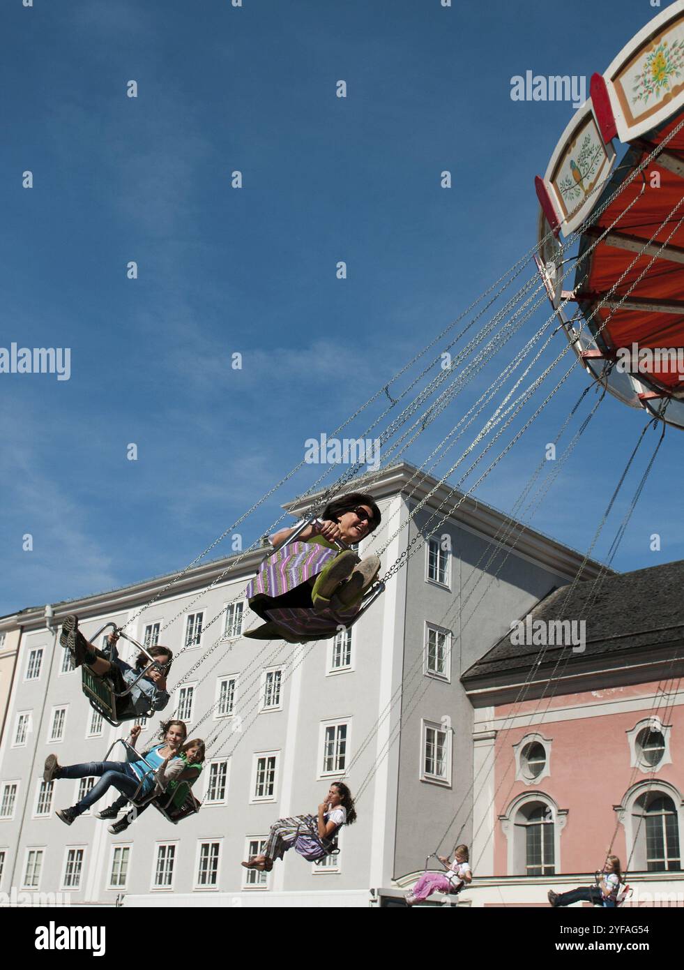 Salzburg, Österreich, 25. September 2011: Menschen, die sich umdrehen und Spaß am Riesenrad haben, Europa Stockfoto