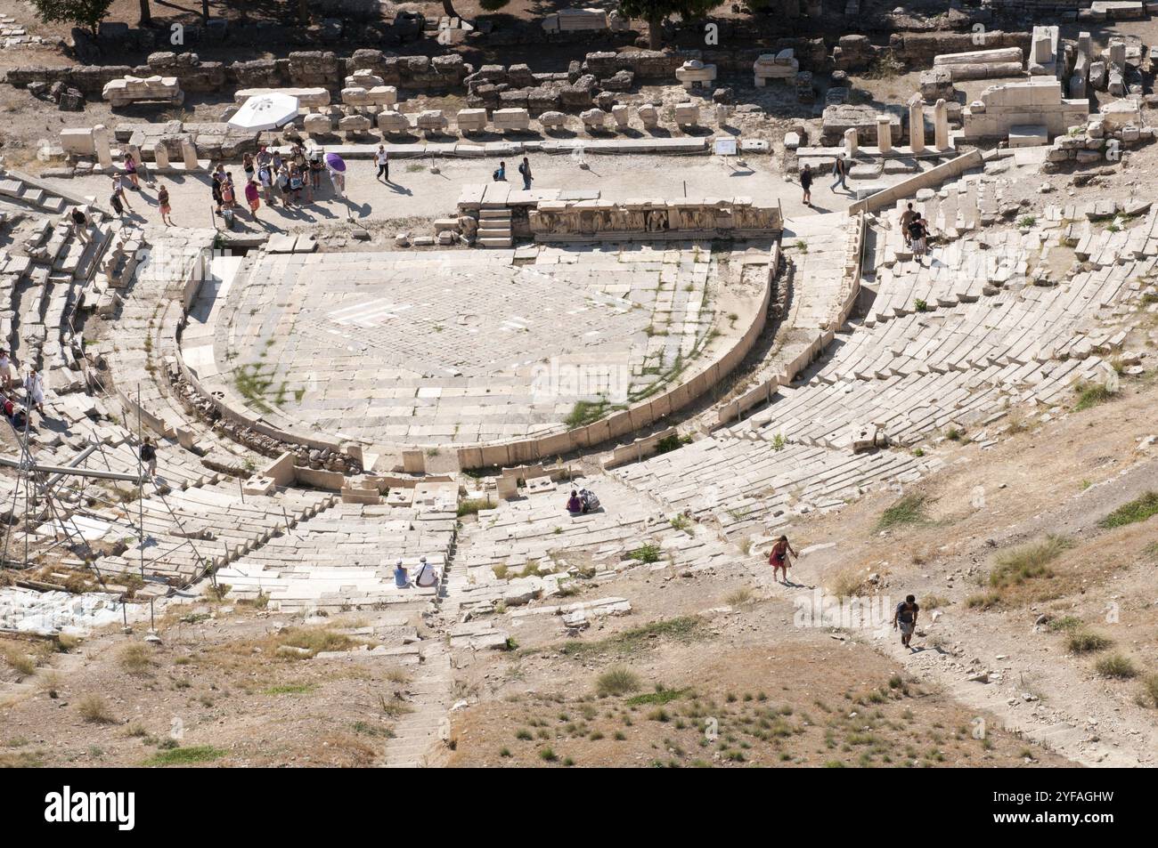 Athen, Griechenland, August 31: Altes historisches Theater von Dionysos, vom Akropolis-Hügel mit Touristen zu Fuß in Athen Griechenland, Europa Stockfoto