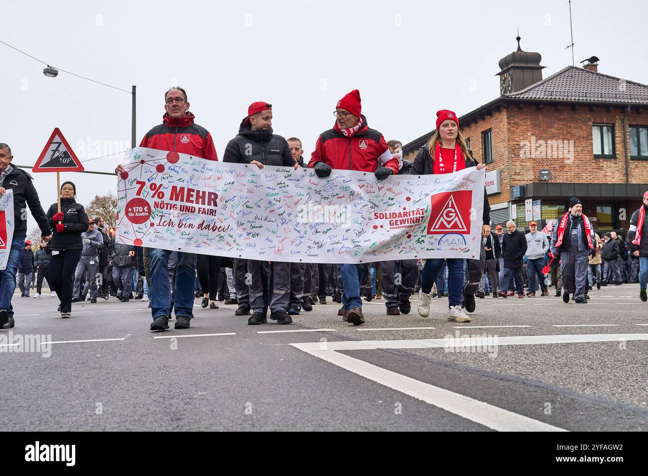 Augsburg, Bayern, Deutschland - 4. November 2024: Warnstreik bei MAN Energy Solutions, einer Tochtergesellschaft der Volkswagen AG in Augsburg. Mitarbeiter aus der Metall- und Elektroindustrie treten für faire Arbeitsbedingungen und faire Löhne ein *** Warnstreik bei MAN Energy Solutions, eine Tochtergesellschaft der Volkswagen AG in Augsburg. Quelle: MB NEWS/Alamy Live News Stockfoto