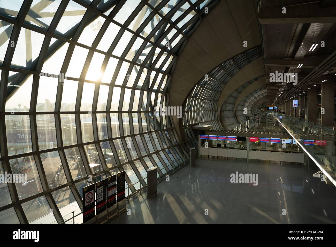 BANGKOK, THAILAND - 14. DEZEMBER 2023: Innenaufnahme des internationalen Flughafens Suvarnabhumi. Stockfoto