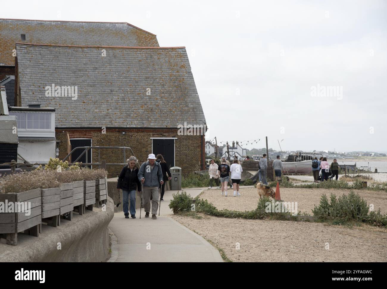 Whitstable, UK, 8. Juni 2023: Touristen und Einheimische spazieren entlang des Küstenweges mit traditionellen britischen Häusern in Whitstable kent England Stockfoto