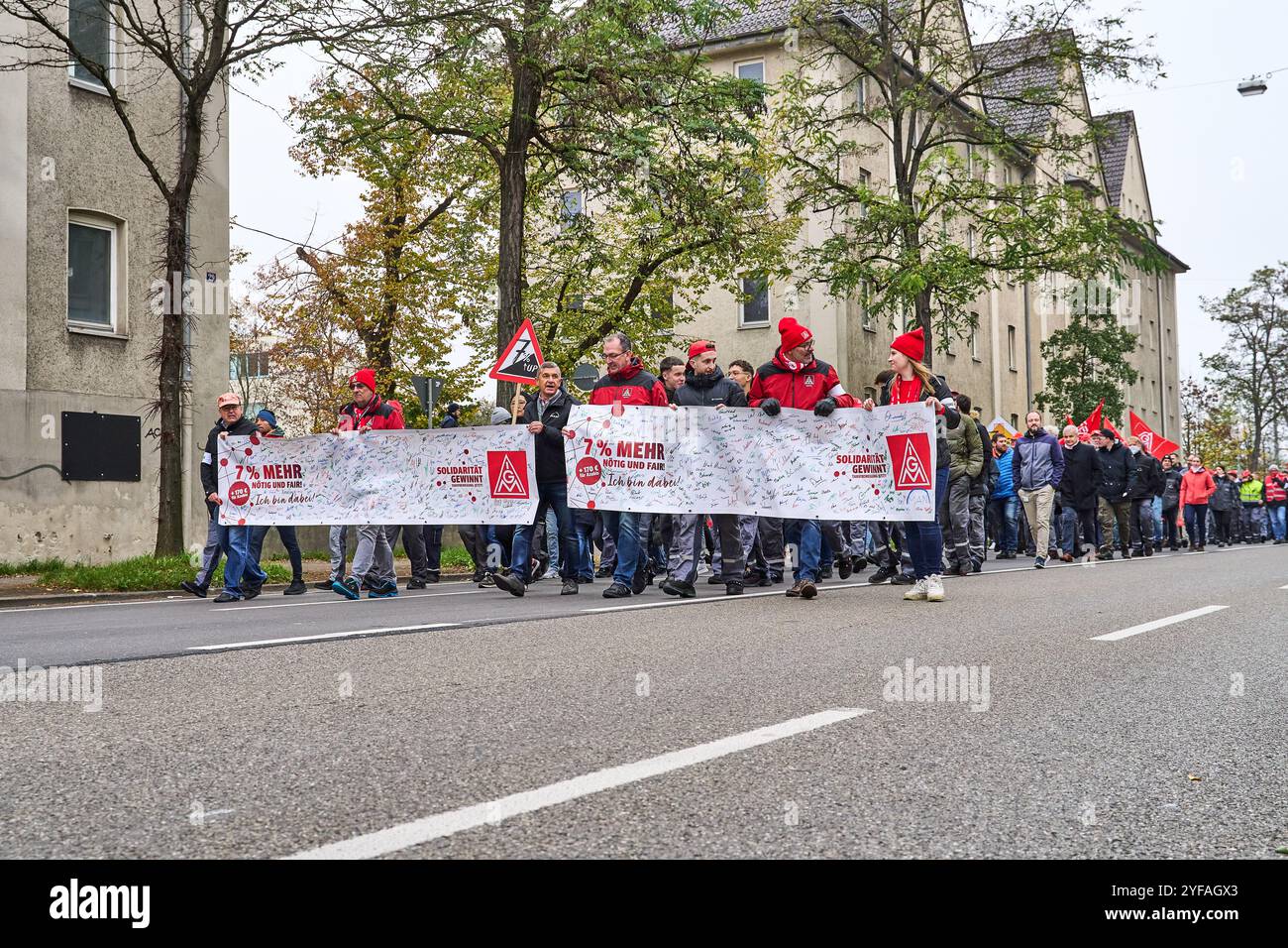 Augsburg, Bayern, Deutschland - 4. November 2024: Warnstreik bei MAN Energy Solutions, einer Tochtergesellschaft der Volkswagen AG in Augsburg. Mitarbeiter aus der Metall- und Elektroindustrie treten für faire Arbeitsbedingungen und faire Löhne ein *** Warnstreik bei MAN Energy Solutions, eine Tochtergesellschaft der Volkswagen AG in Augsburg. Quelle: MB NEWS/Alamy Live News Stockfoto