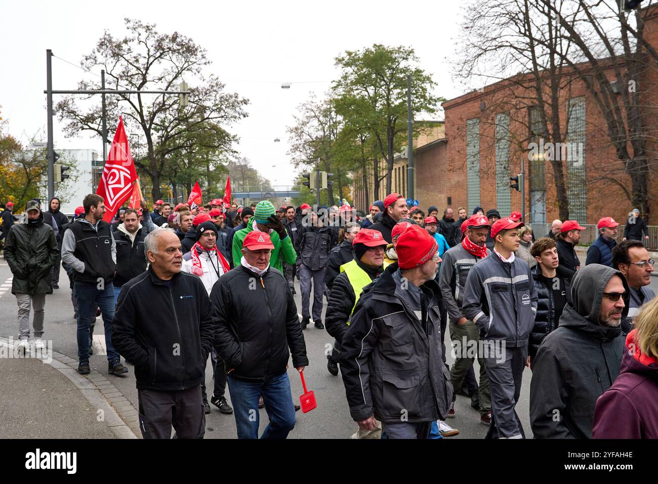 Augsburg, Bayern, Deutschland - 4. November 2024: Warnstreik bei MAN Energy Solutions, einer Tochtergesellschaft der Volkswagen AG in Augsburg. Mitarbeiter aus der Metall- und Elektroindustrie treten für faire Arbeitsbedingungen und faire Löhne ein *** Warnstreik bei MAN Energy Solutions, eine Tochtergesellschaft der Volkswagen AG in Augsburg. Quelle: MB NEWS/Alamy Live News Stockfoto