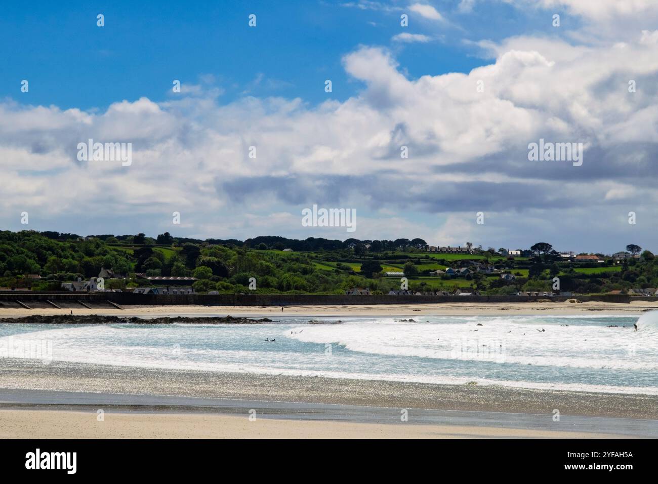 Surfer in Vason Bay von der Landzunge Le Creux. Guernsey, Kanalinseln, Großbritannien, Europa Stockfoto
