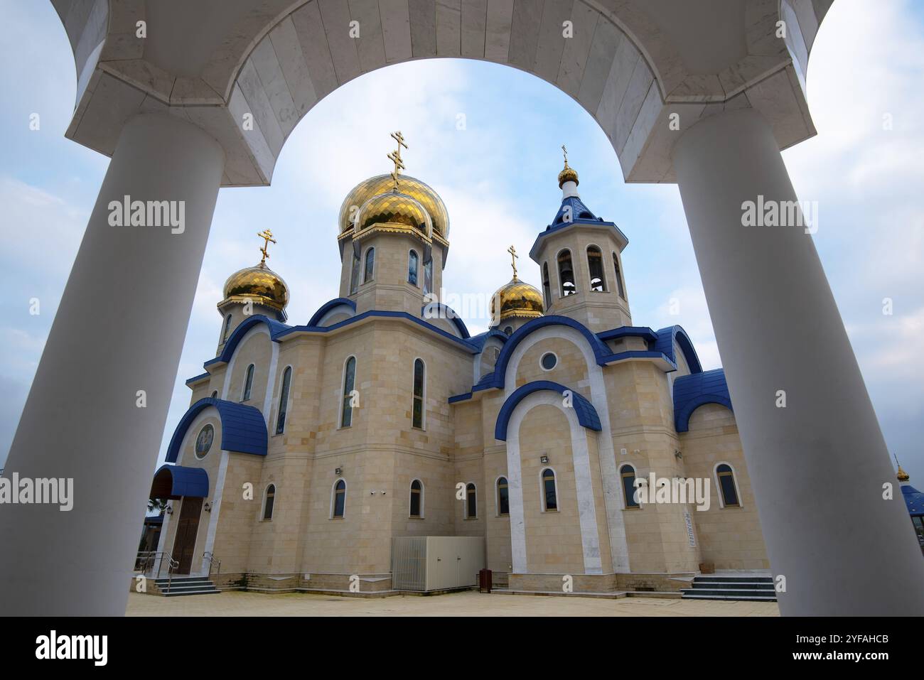 Nikosia, Zypern, 9. März 2019: Die berühmte orthodoxe Kirche im russischen Stil, die dem Heiligen Andreas im Dorf Episkopio in Zypern gewidmet ist Stockfoto