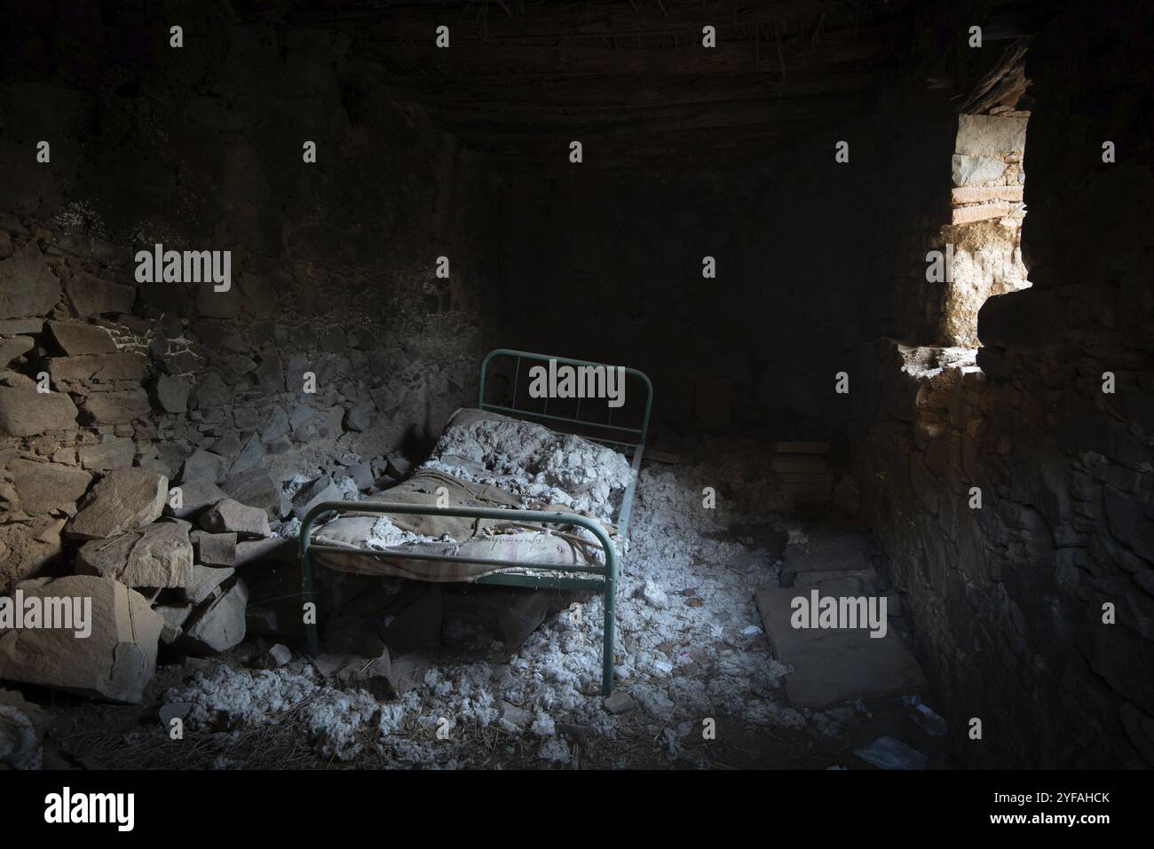Verlassenes Schlafzimmer eines Hauses mit alten, vergessenen Betten. Verlassene Orte Stockfoto