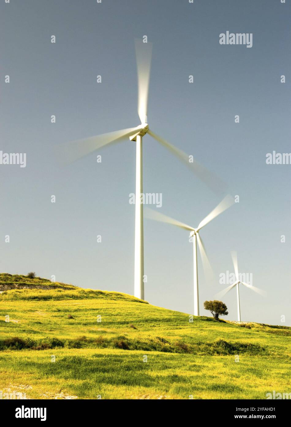 Windmühlen Stromerzeuger auf einem Turbinenpark, der Strom aus Wind in einer idyllischen Landschaft Zyperns erzeugt. Konzept der alternativen Energie. Hinweis: Stockfoto