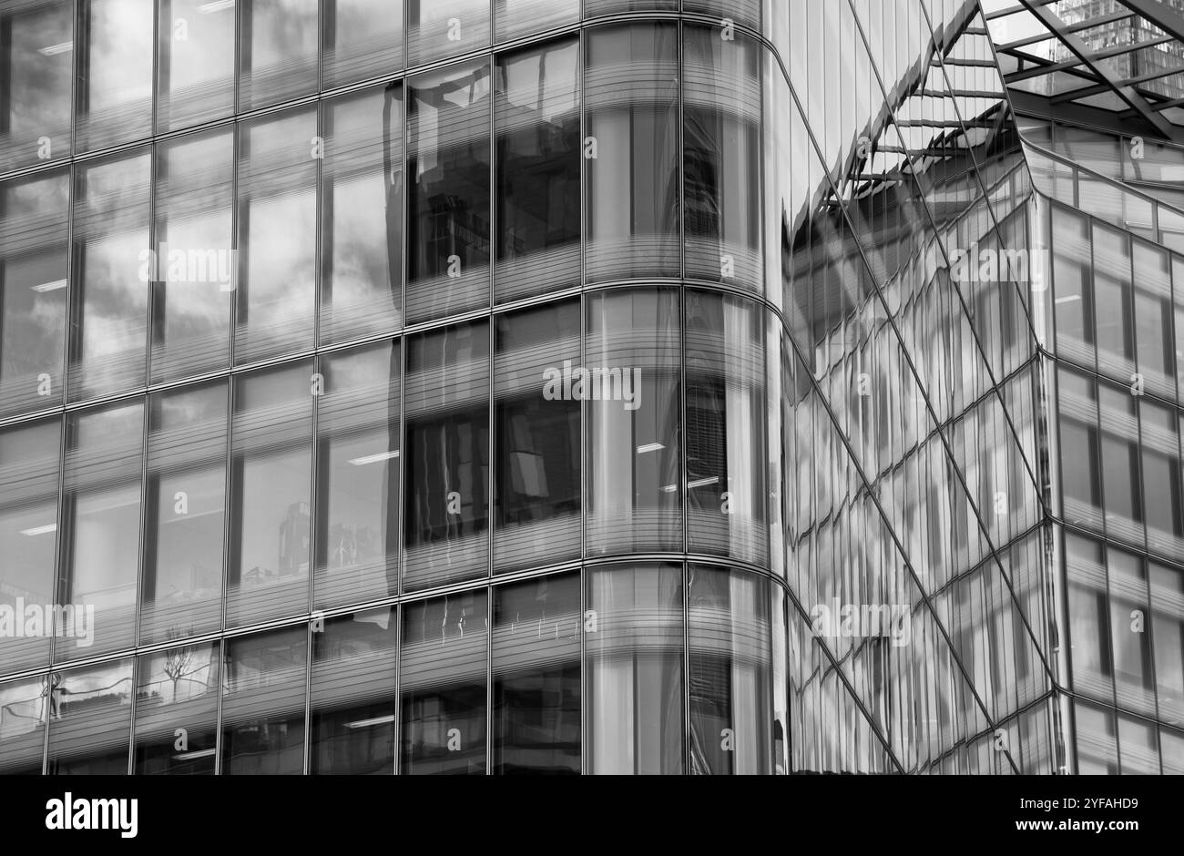 Schwarze und weiße abstrakte Details eines modernen Glashochhaus Bürogebäude Stockfoto