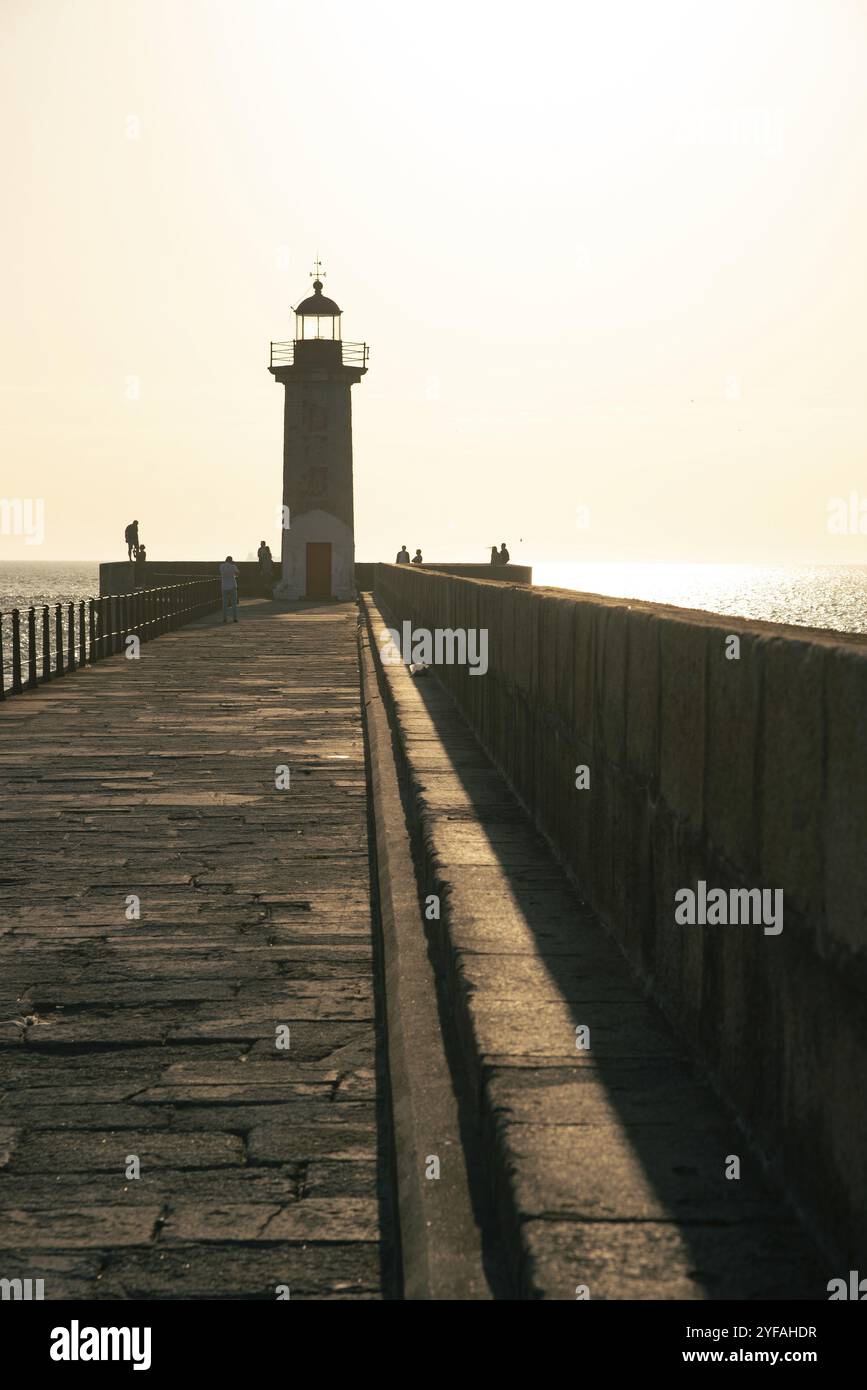 Farol de Felgueiras, am Rande eines Hafens bei Sonnenuntergang. Porto Portugal. Sicherheit der Seeschifffahrt Stockfoto