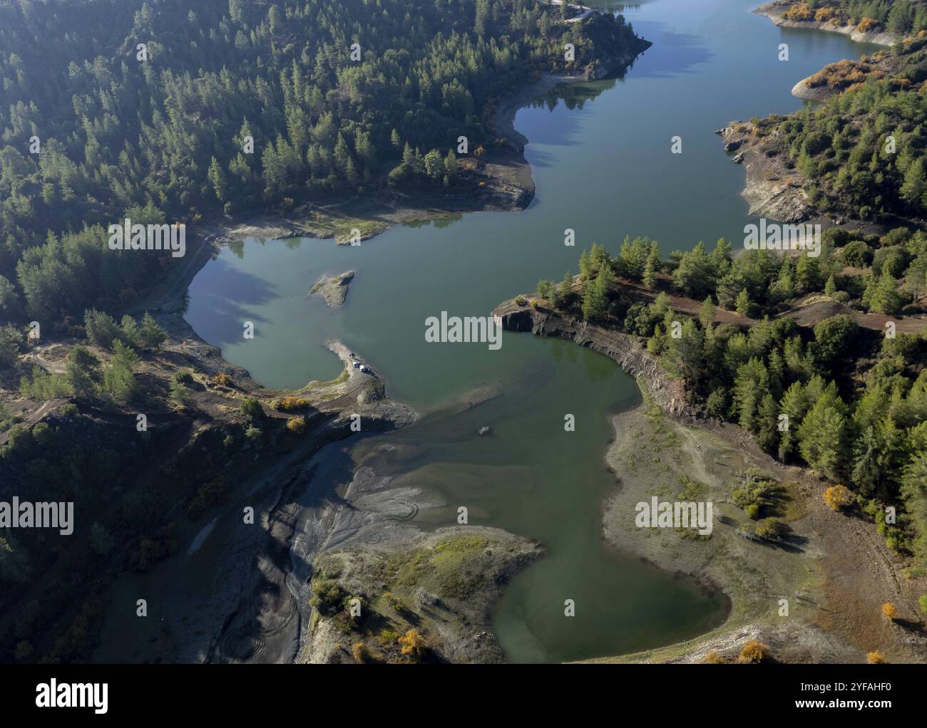 Drohnenansicht eines Staudamms im Wald. Wasserreservoir in den Bergen. Audimou-Damm troodos Stockfoto