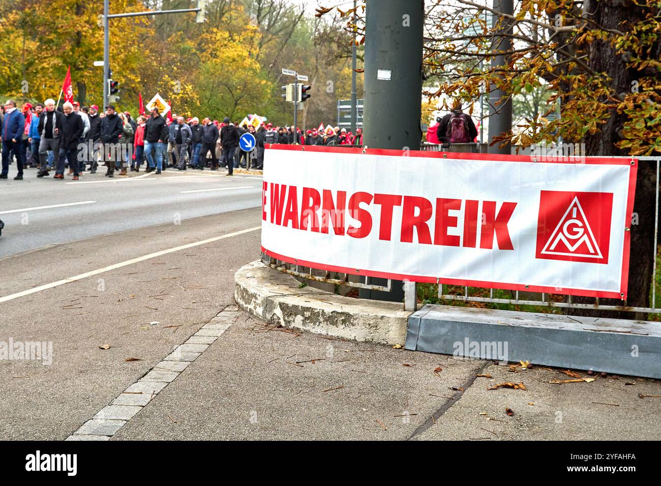 Augsburg, Bayern, Deutschland - 4. November 2024: Warnstreik bei MAN Energy Solutions, einer Tochtergesellschaft der Volkswagen AG in Augsburg. Mitarbeiter der Metall- und Elektroindustrie treffen sich, um für faire Arbeitsbedingungen und faire Löhne einzutreten. demonstrationsmarsch durch die Straßen von Augsburg Credit: MB NEWS/Alamy Live News Stockfoto