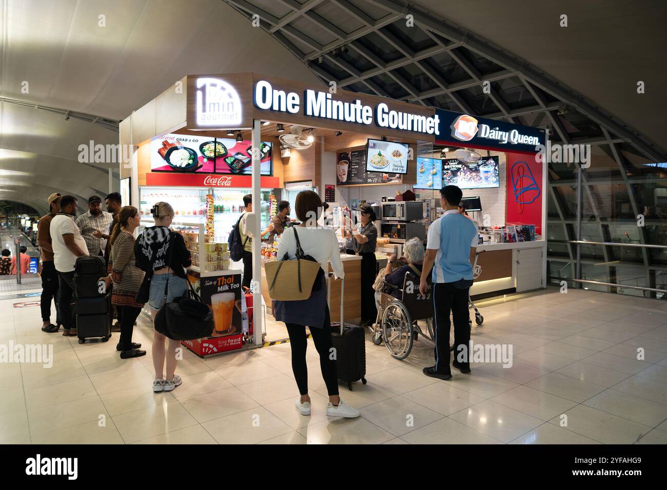 BANGKOK, THAILAND - 14. DEZEMBER 2023: 1-minütiger Gourmet-Shop am internationalen Flughafen Suvarnabhumi. Stockfoto