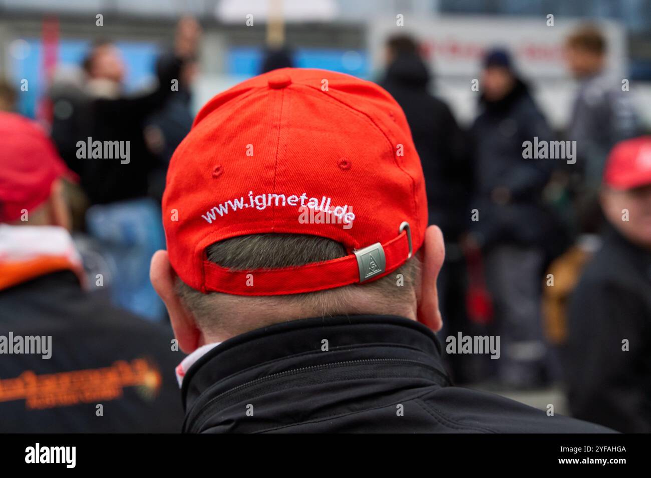 Augsburg, Bayern, Deutschland - 4. November 2024: Warnstreik bei MAN Energy Solutions, einer Tochtergesellschaft der Volkswagen AG in Augsburg. Mitarbeiter der Metall- und Elektroindustrie treffen sich, um für faire Arbeitsbedingungen und faire Löhne einzutreten. Stürmer mit IG Metall Caps Credit: MB NEWS/Alamy Live News Stockfoto