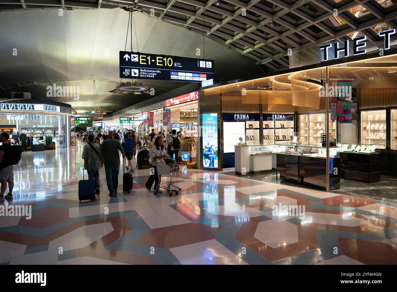 BANGKOK, THAILAND - 12. DEZEMBER 2023: Duty-Free-Geschäfte am internationalen Flughafen Suvarnabhumi. Stockfoto