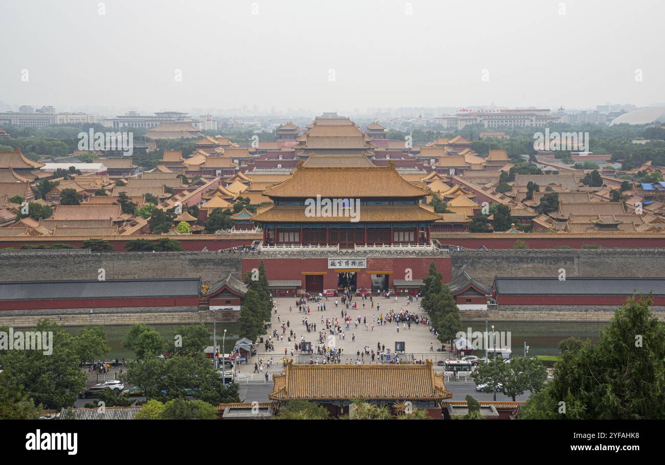 Peking, China ? 5. Juni 2018: Panoramablick auf die Stadt des Verbotenen Palastes vom Beihai Park Hill mit einer Menge Touristen am nördlichen Ausgang des PAL Stockfoto