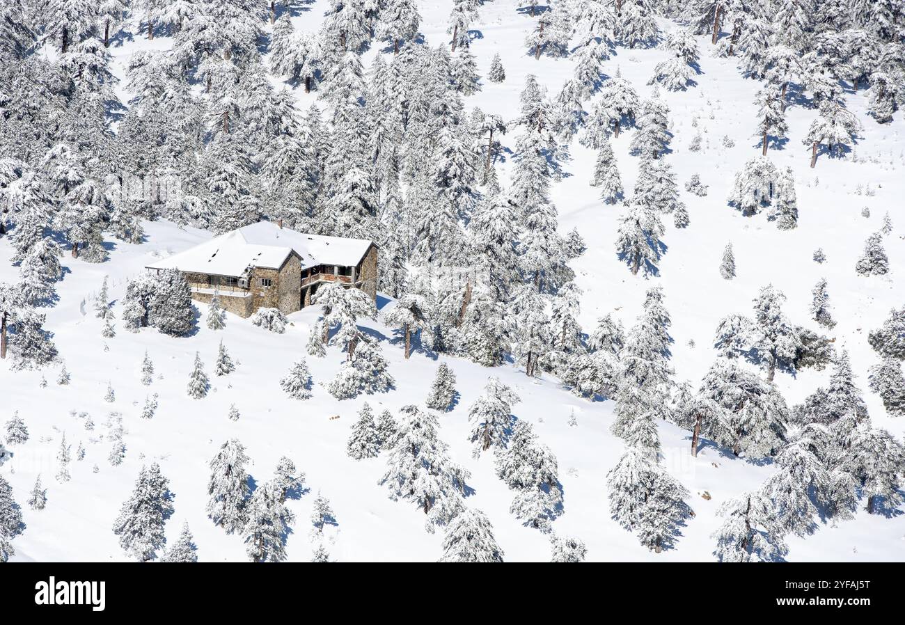 Einsames Lodge Haus am Hang eines verschneiten Berges im Winter. Troodos Wald Zypern im Winter Stockfoto