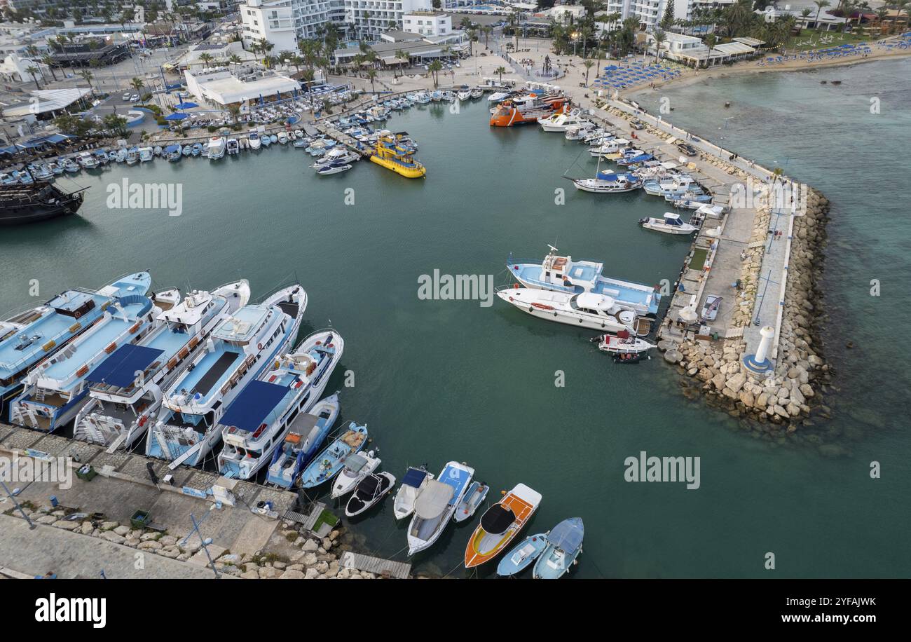 Luftaufnahme von Booten und Yachten, die in einer Marina festgemacht sind. Drohnenansicht von oben. Ayia Napa Zypern Europa Stockfoto