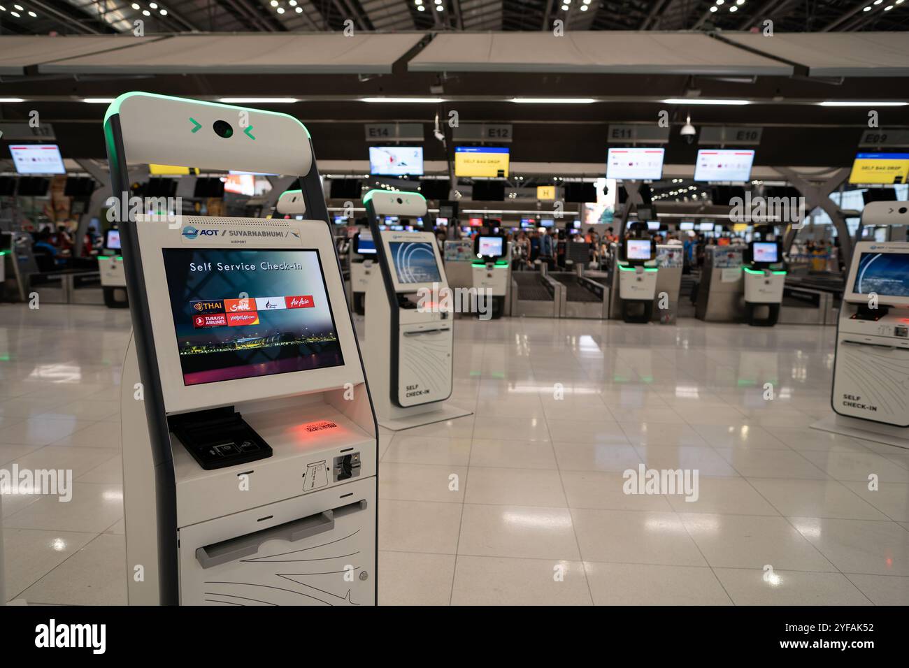 BANGKOK, THAILAND - 28. OKTOBER 2023: Check-in-Automaten am internationalen Flughafen Suvarnabhumi. Stockfoto