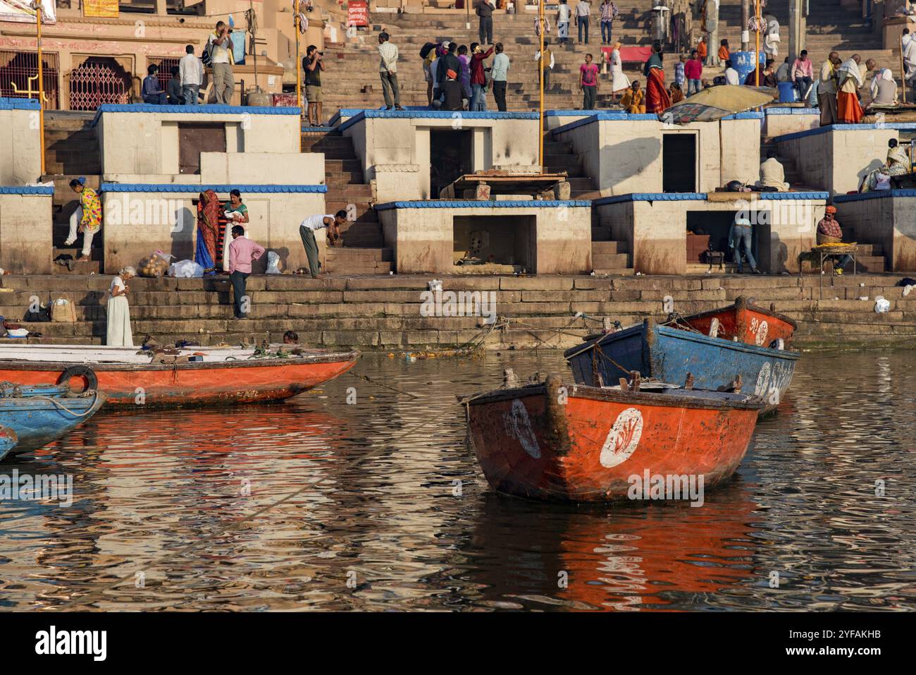 Varanasi, Indien, 13. März 2017: Holzboote am IAT-Ufer des heiligen Ganges am Morgen. Indianer baden, Asien Stockfoto