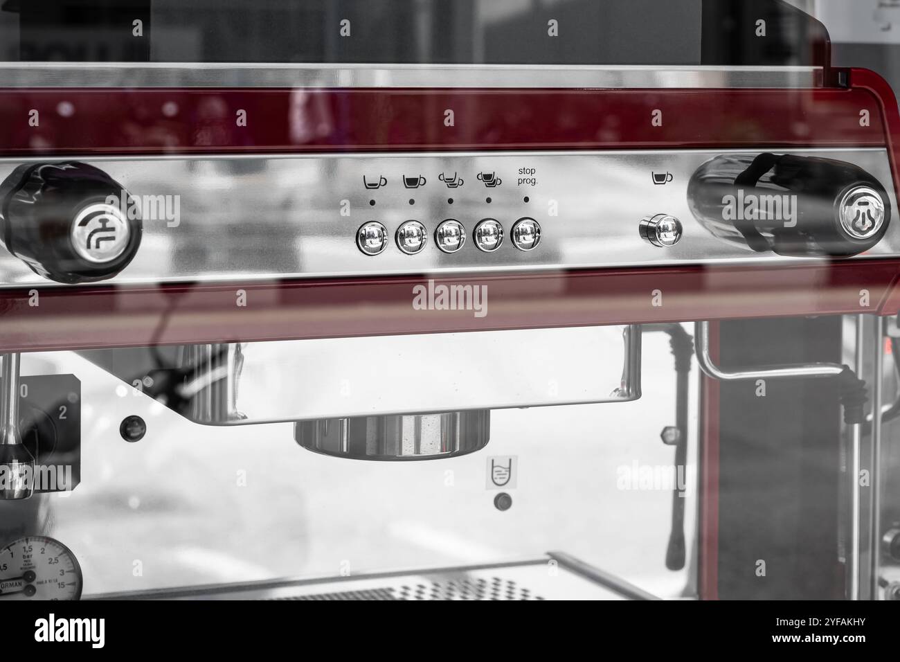 Professionelle schwarze Kaffeemaschine steht auf einem Schreibtisch in einer Cafeteria. Kaffeemaschine aus nächster Nähe. Espresso-Kaffeemaschine aus nächster Nähe. Moderner Industriekaffee Stockfoto