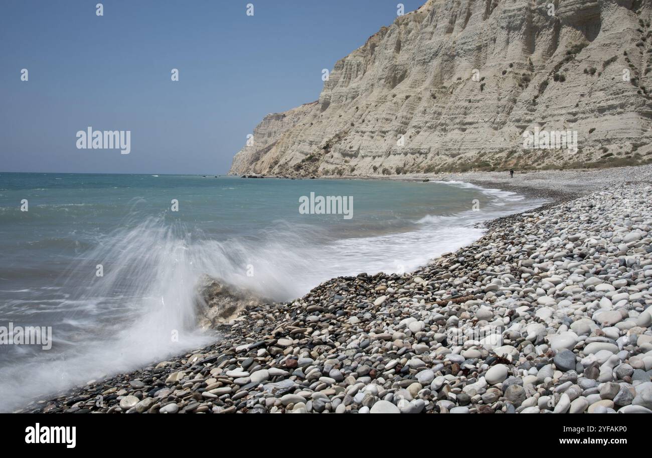 Leerer tropischer Kiesstrand unter weißen Klippen vor blauem Himmel. Pissouri Küste Limassol Zypern Europa Stockfoto