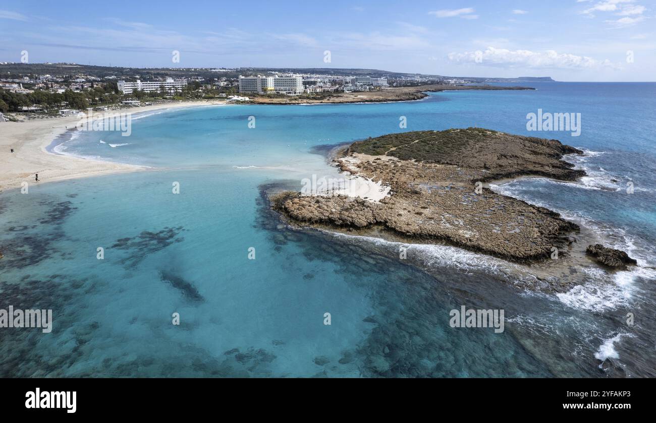 Drohnenblick auf die Küste des leeren Strandes im Winter. Sommerferien. Nissi Beach Bay Ayia Napa, Zypern, Europa Stockfoto