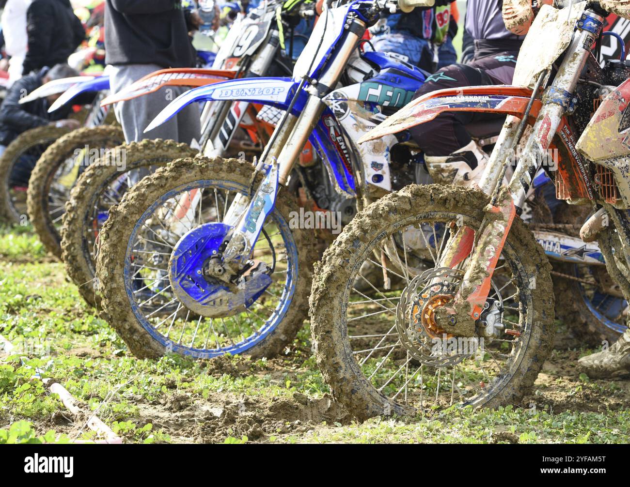 Nikosia, Zypern, 13. Januar 2019: Unanerkannte Athleten auf einem Sportmotorrad und Schlammrad bei einem Motocross-Rennen in Europa Stockfoto