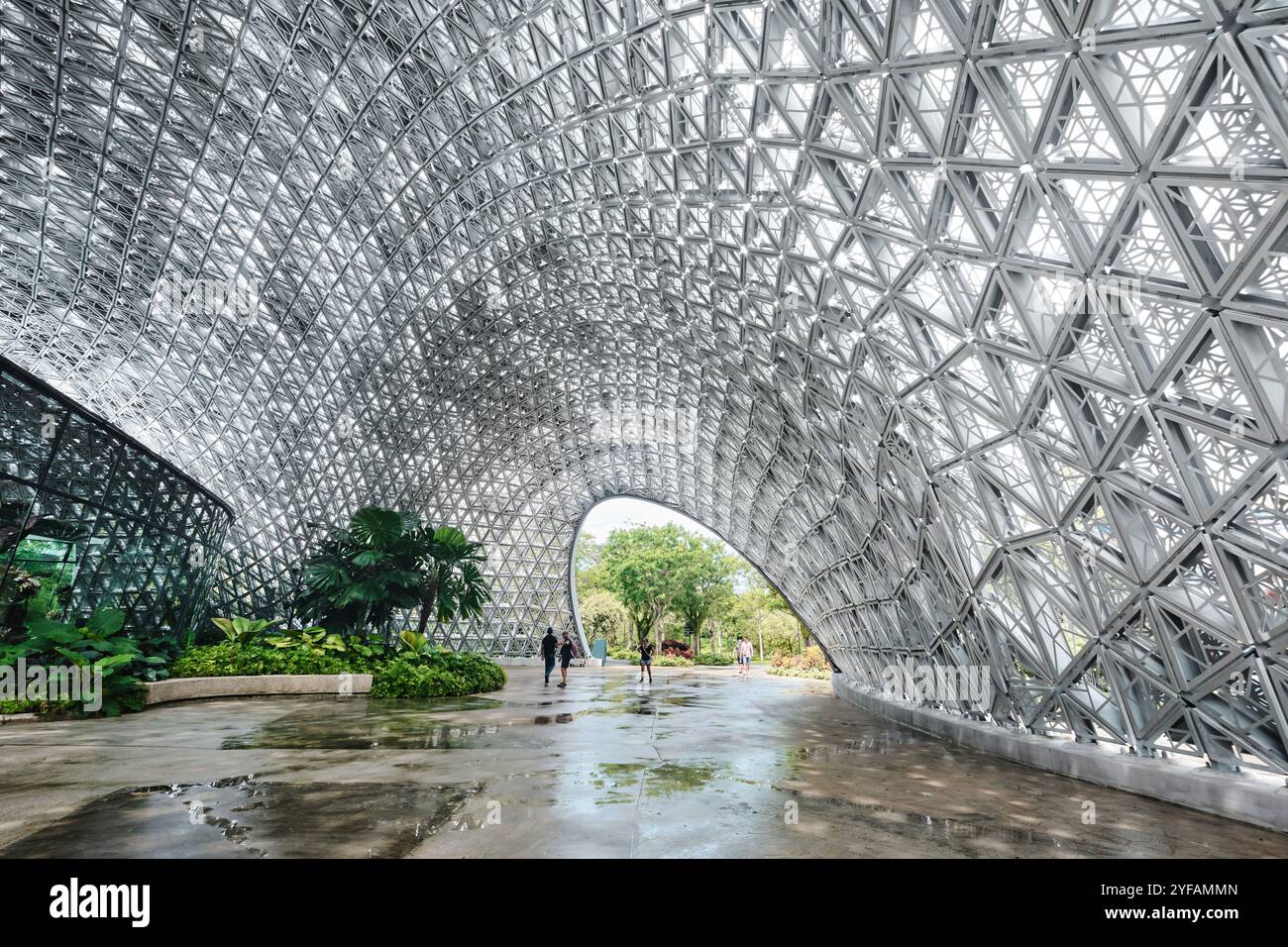 Singapur - 18. Januar 2025: Pavilion for the Future of US Exhibition, ein lichtfilterendes Dach mit ca. 11000 dreieckigen Aluminiumplatten Stockfoto