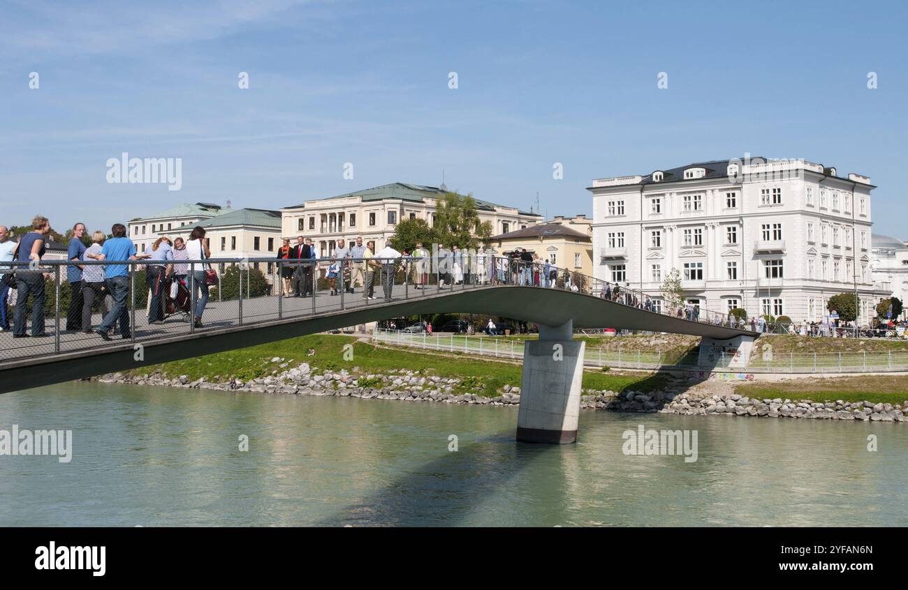 Salzburg, Österreich, 9. September 2011: Menschen gehen auf einer Brücke über die Salzach in der berühmten Stadt Salzburg in Österreich, Europa Stockfoto