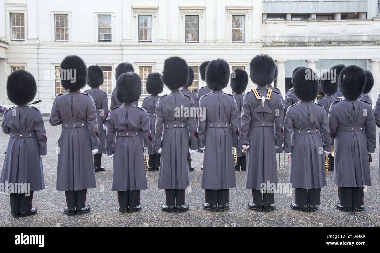 British Royal Guards im Winter einheitliche bereit, die Wachablösung im Buckingham Palace in London, England, Großbritannien Stockfoto