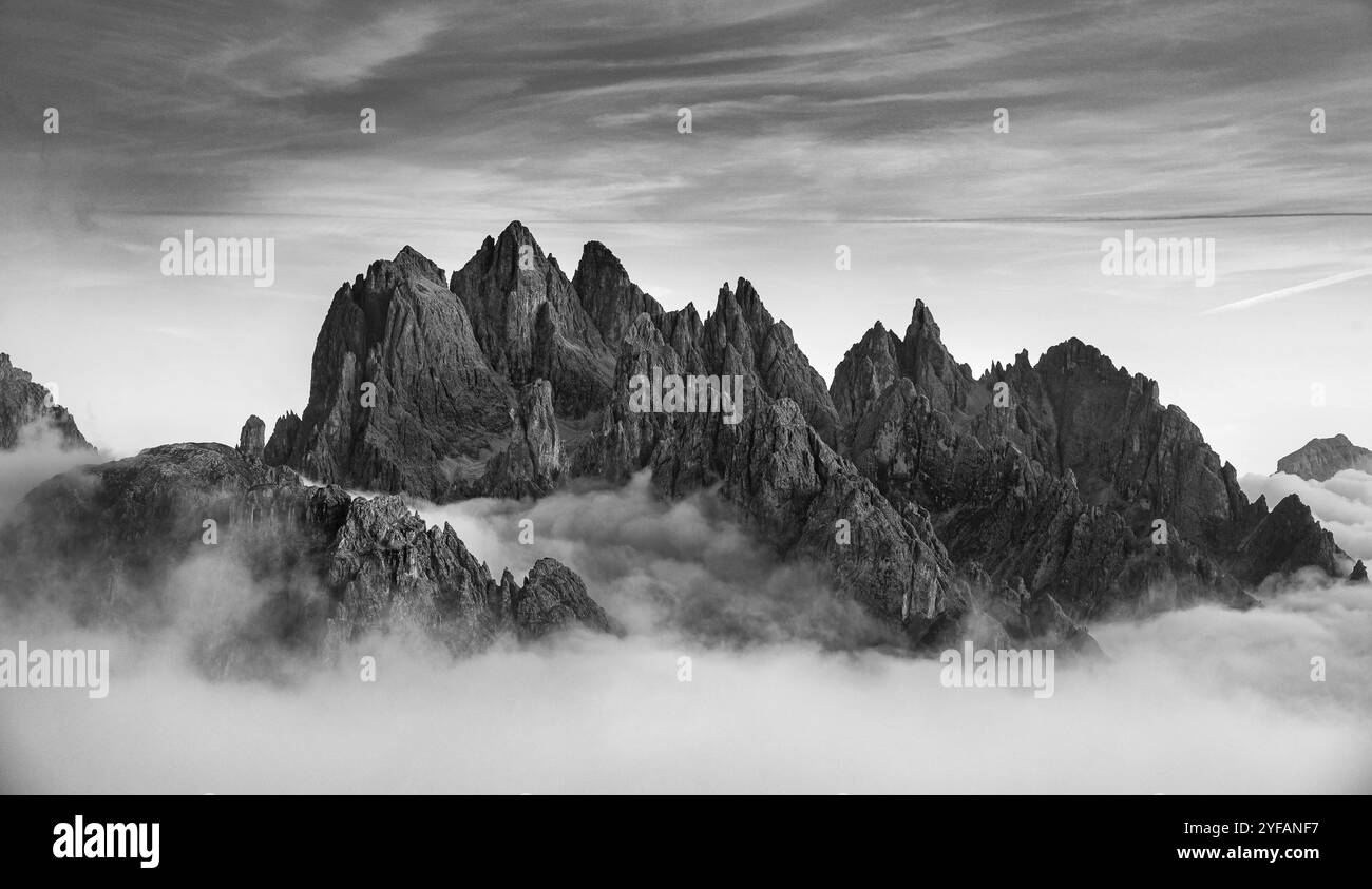 Berglandschaft mit Nebel, bei Sonnenuntergang Dolomiten im Tre Cime Wanderwegegebiet in Südtirol in Italien Stockfoto