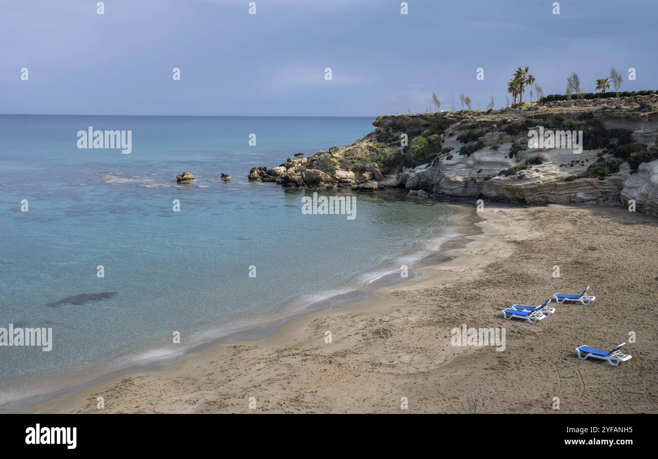 Leerer tropischer Sandstrand im Winter. Sommerstrand, Ferienort. Protaras Zypern Stockfoto