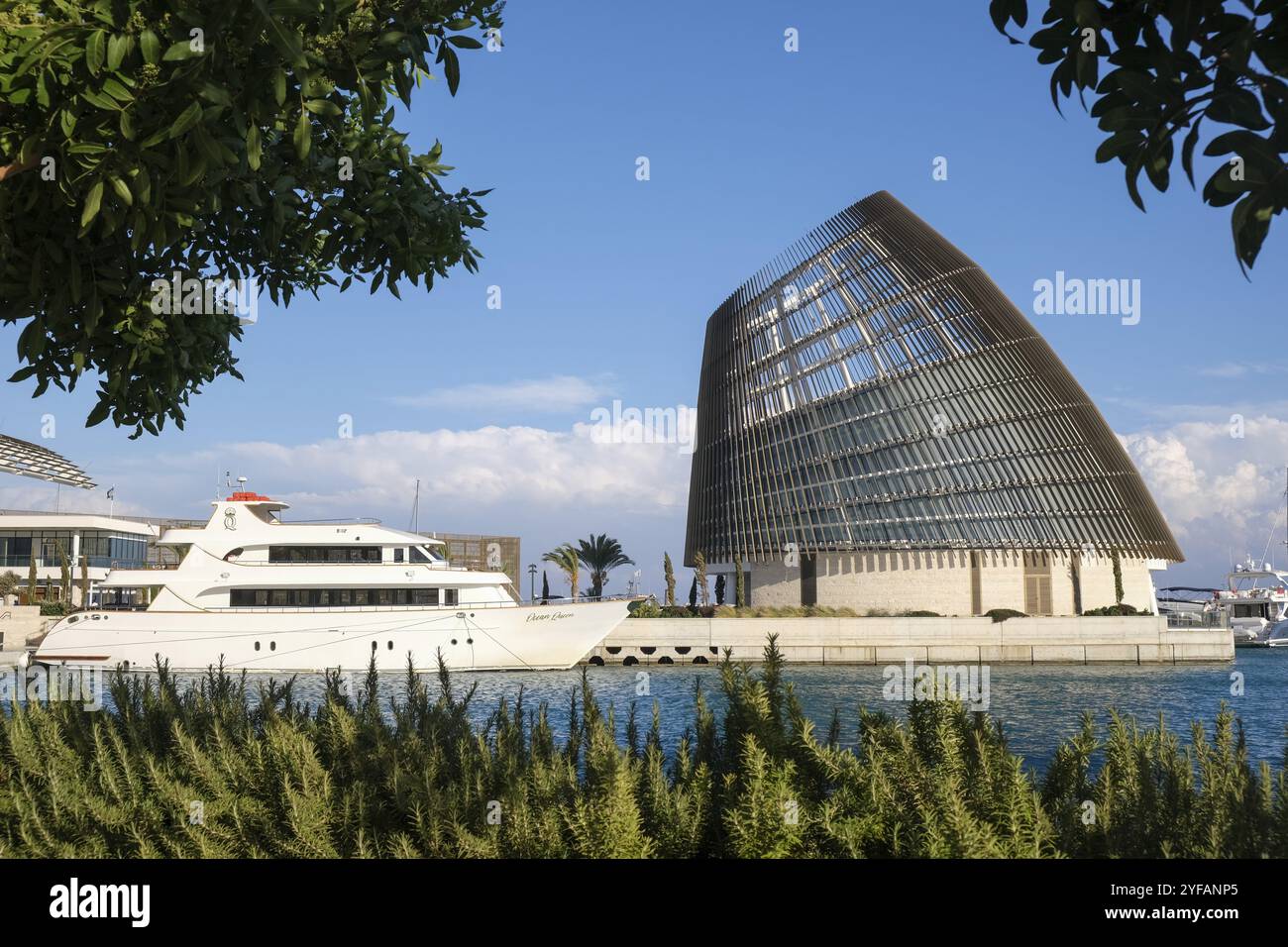 Ayia Napa, Zypern, 1. Oktober 2023: Yachthafen von Ayia napa mit modernen Architekturgebäuden im Bau. Blauer Himmel Kopierraum für Text, Europa Stockfoto