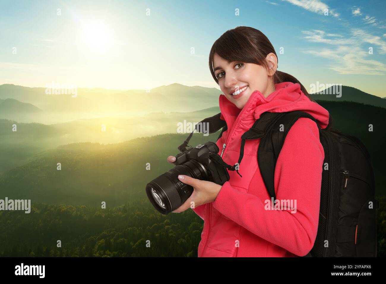 Fotograf mit Kamera und Rucksack in den Bergen Stockfoto