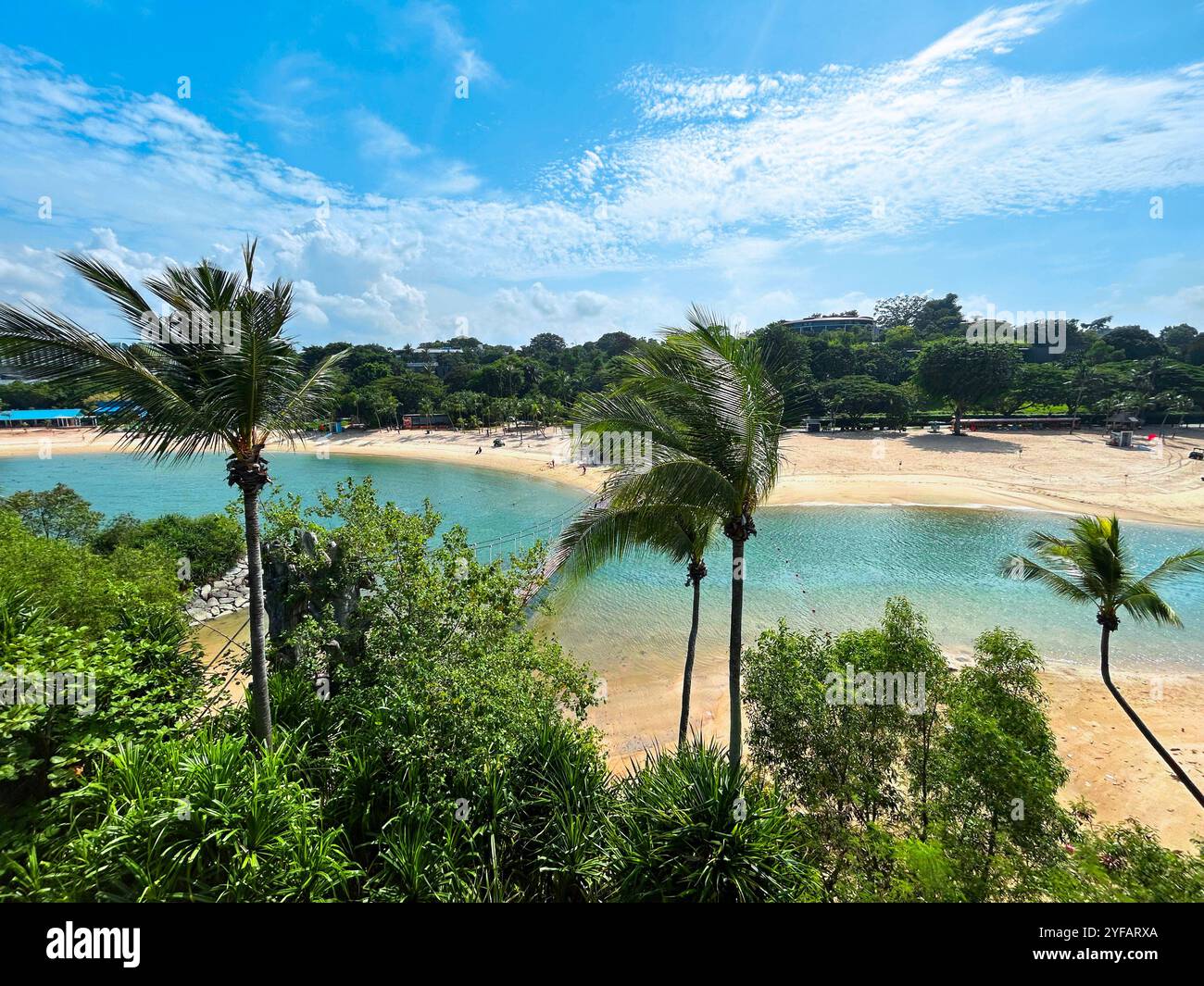 Singapur - 14. August 2024: Goldener Sand und üppige Vegetation am tropischen Palawan Beach auf der Insel Sentosa Stockfoto