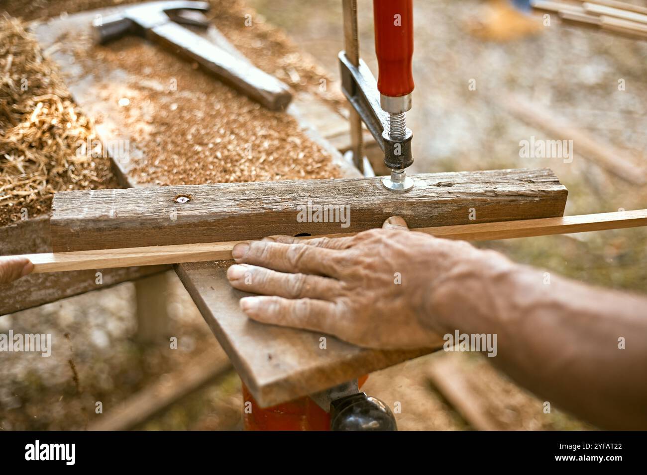 Zimmermann arbeitet an einer Holzbearbeitungsmaschine Stockfoto