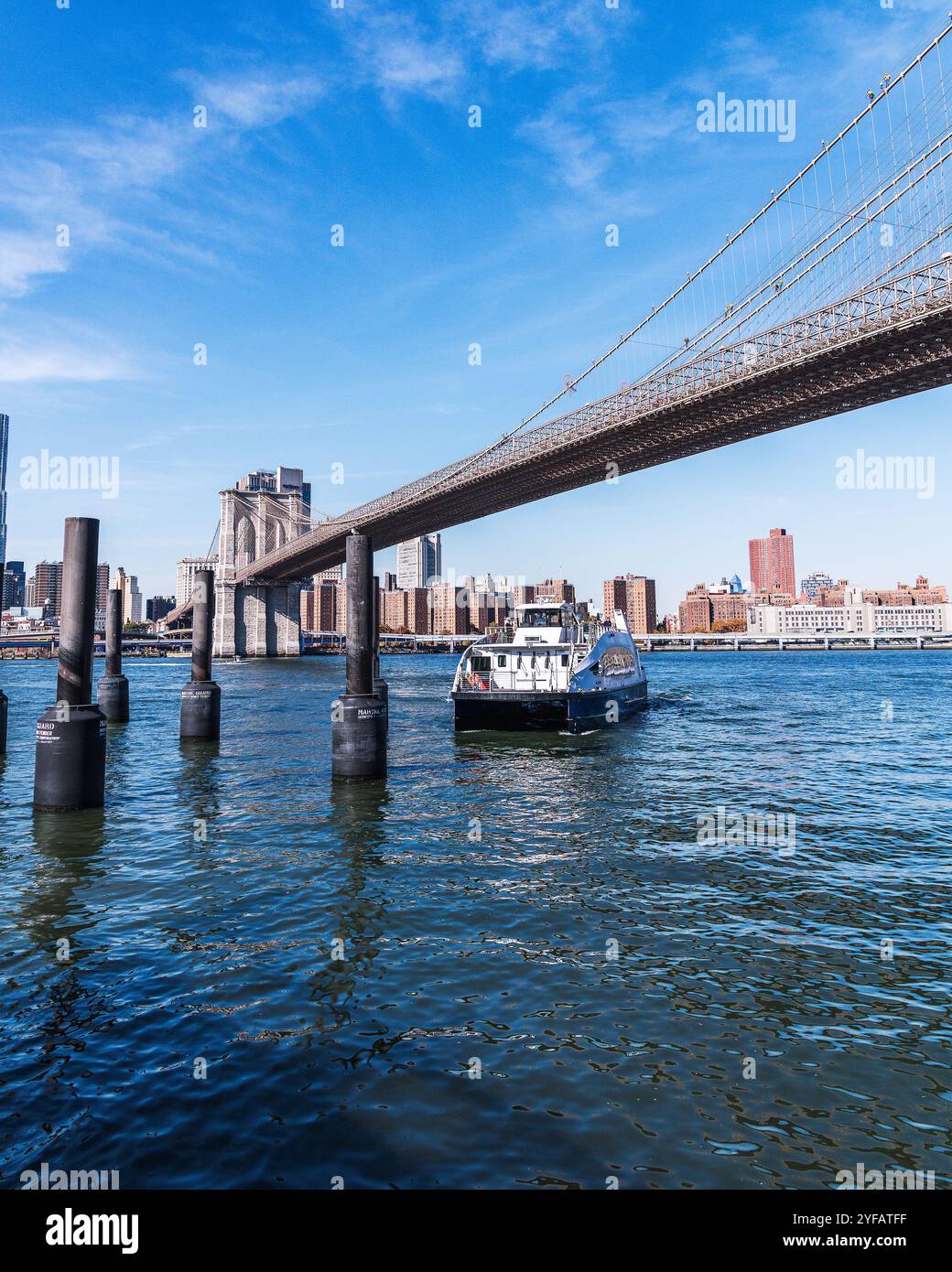 Brooklyn, New York, USA – 28. Oktober 2024: Eine Fähre überquert den East River und legt am Pier One in Brooklyn, New York, USA an. Stockfoto