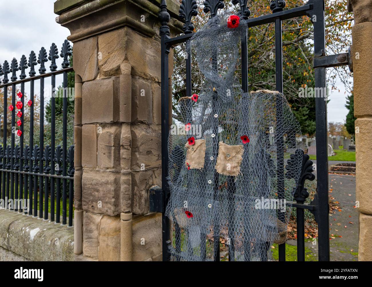East Lothian, Schottland, Großbritannien, 4. November 2024. Dekorationen zum Gedenktag: Ein einsamer Soldat aus dem Ersten Weltkrieg aus Hühnerdraht steht am Tor der St. Mary's Church in Haddington. Cedit: Sally Anderson/Alamy Live News Stockfoto