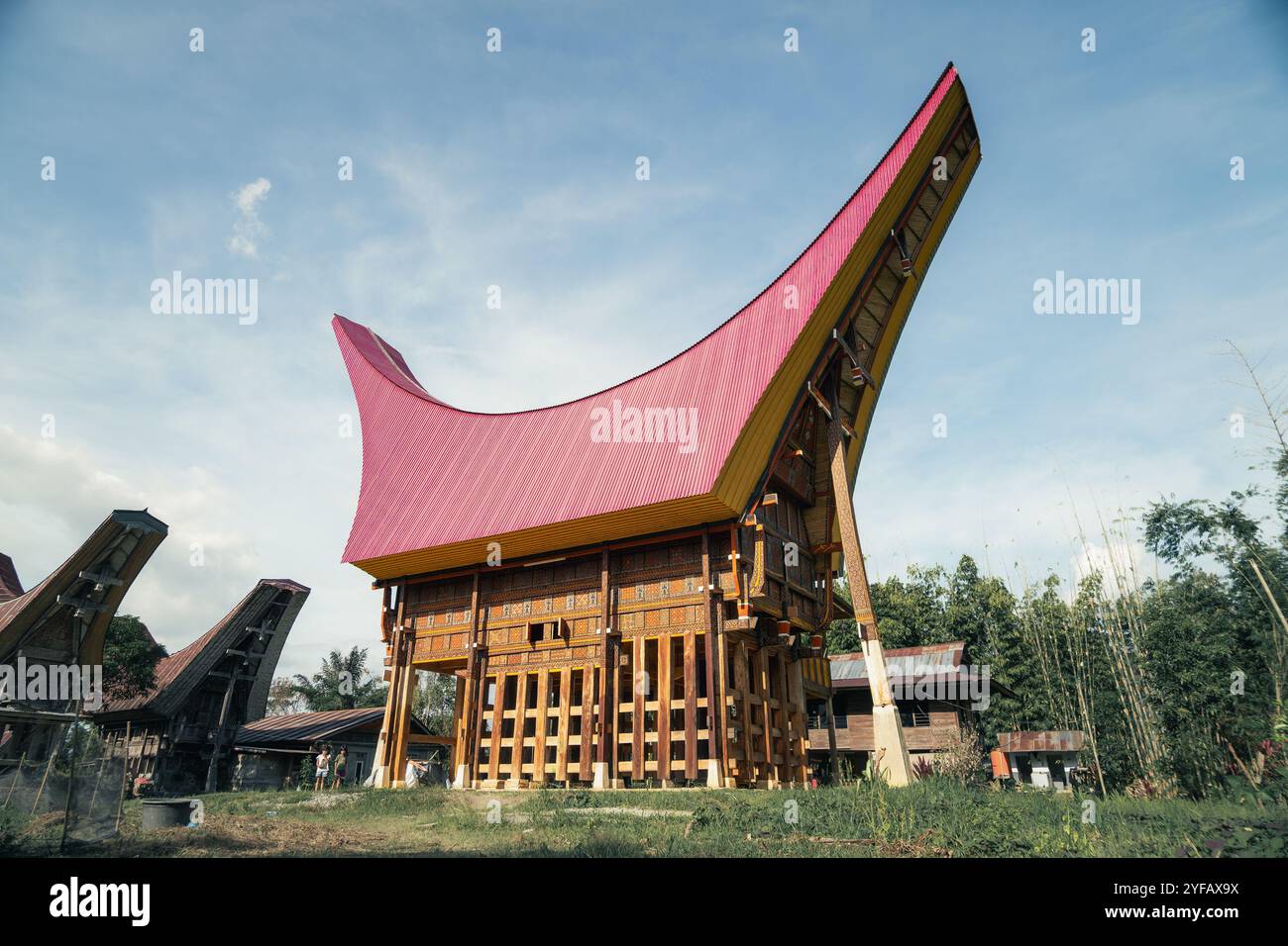 Foto eines typischen traditionellen Toraja-Hauses namens Tongkonan in Rantepao, 1. Oktober 2024, Süd-Sulawesi, Indonesien Stockfoto