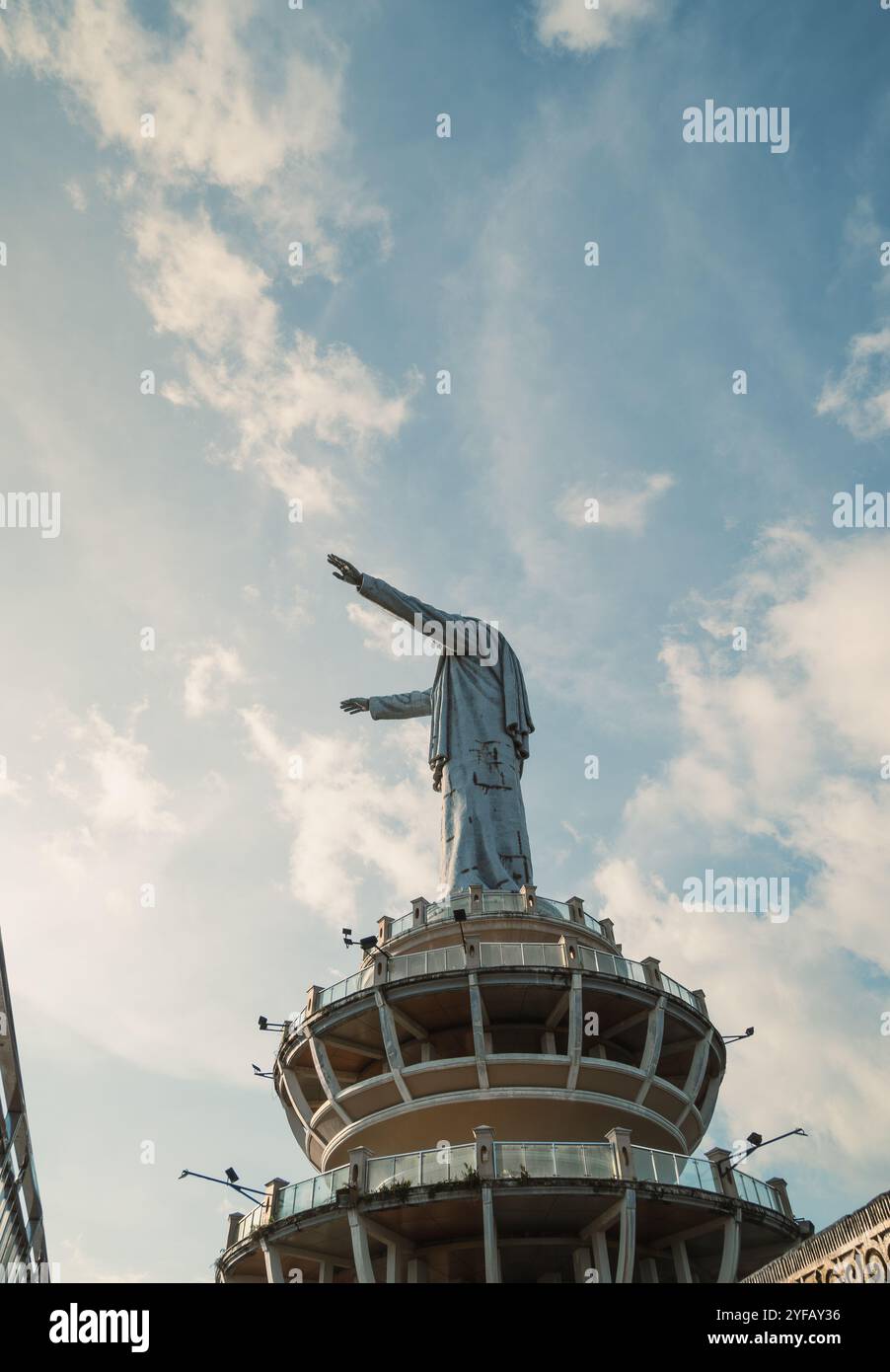 Jesu-Statue segnet Toraja Stadt von der Seite in Buntu Burake, Makale, Rantepao Stadt, 1. Oktober 2024, Süd-Sulawesi, Indonesien Stockfoto